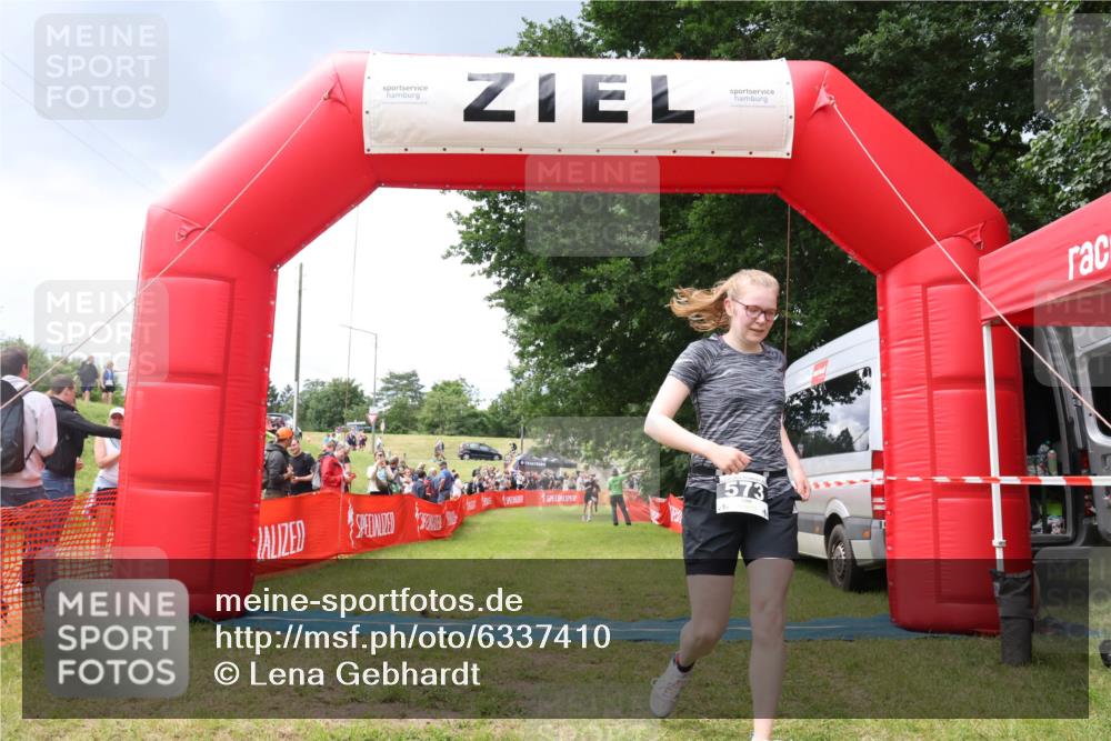 16.06.2024 - 26. Vierlanden-Triathlon Lena Gebhardt http://msf.ph/oto/6337410 16.06.2024 13:14:28 Ziel 573 meine-sportfotos.de