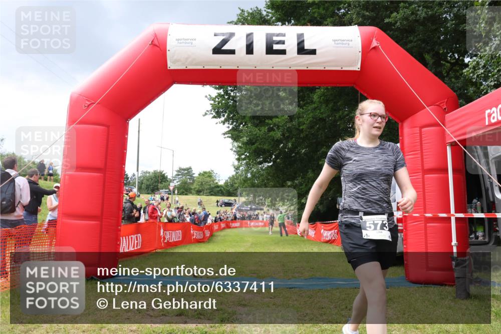 16.06.2024 - 26. Vierlanden-Triathlon Lena Gebhardt http://msf.ph/oto/6337411 16.06.2024 13:14:29 Ziel 573 meine-sportfotos.de