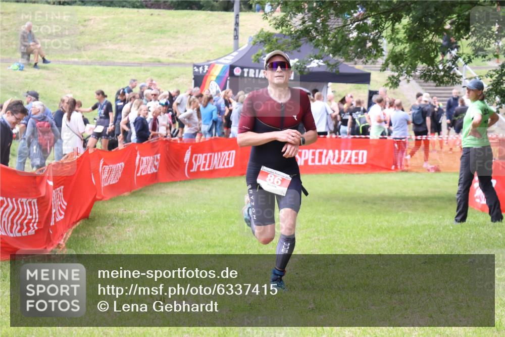 16.06.2024 - 26. Vierlanden-Triathlon Lena Gebhardt http://msf.ph/oto/6337415 16.06.2024 13:15:02 Ziel 86 meine-sportfotos.de