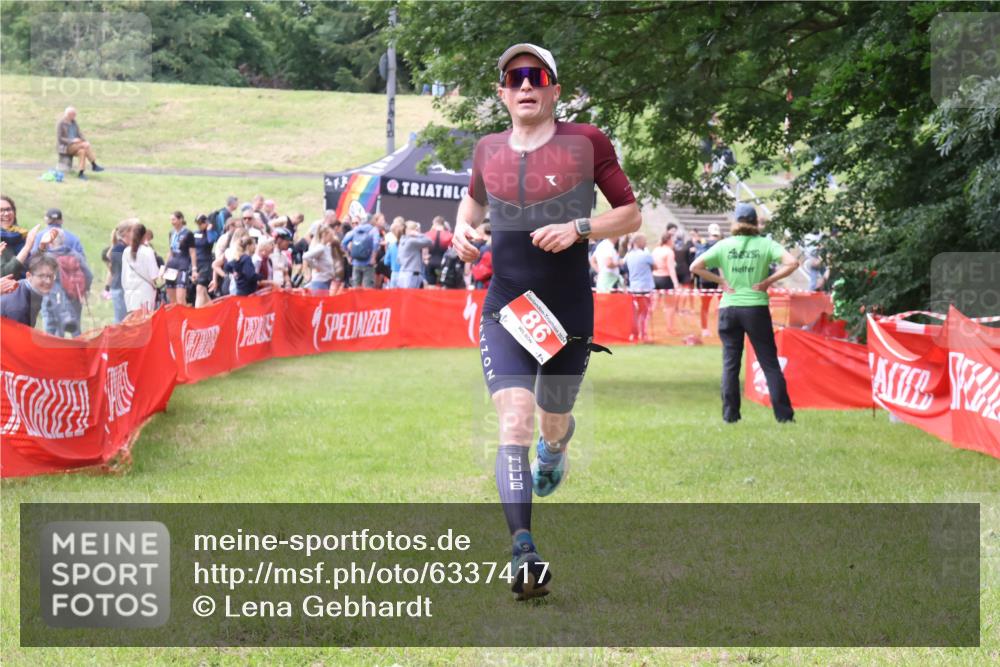 16.06.2024 - 26. Vierlanden-Triathlon Lena Gebhardt http://msf.ph/oto/6337417 16.06.2024 13:15:03 Ziel 86 meine-sportfotos.de