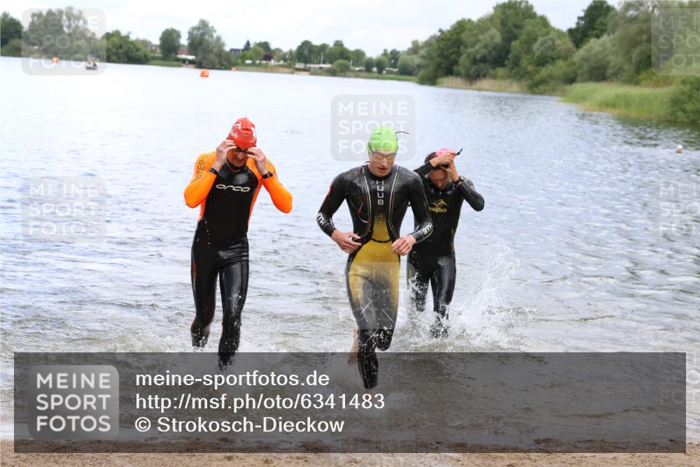 16.06.2024 - 26. Vierlanden-Triathlon Strokosch-Dieckow http://msf.ph/oto/6341483 16.06.2024 13:10:42 Schwimmen  meine-sportfotos.de