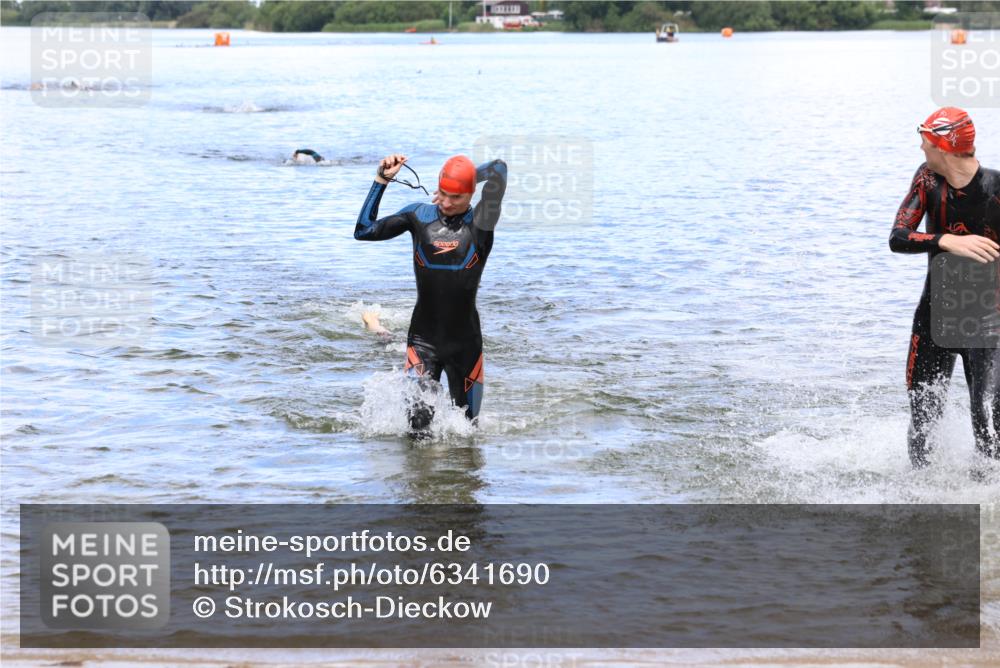 16.06.2024 - 26. Vierlanden-Triathlon Strokosch-Dieckow http://msf.ph/oto/6341690 16.06.2024 13:13:29 Schwimmen  meine-sportfotos.de