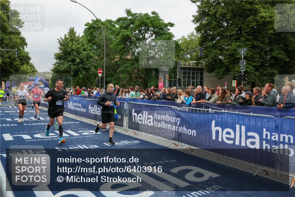 30.06.2024 - hella hamburg halbmarathon Michael Strokosch http://msf.ph/oto/6403916 30.06.2024 10:42:19 Ziel 675, 1544, 2275, 2887, 4943, 5900, 6448, 8802, 9570, 10200, 12198, 12219 meine-sportfotos.de