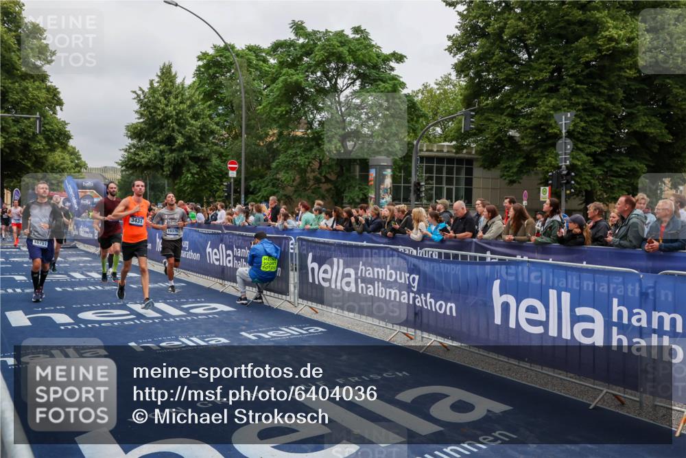 30.06.2024 - hella hamburg halbmarathon Michael Strokosch http://msf.ph/oto/6404036 30.06.2024 10:42:39 Ziel 2165, 3431, 4256, 5879, 6331, 6912, 9973, 10376, 10990, 12271, 13087 meine-sportfotos.de