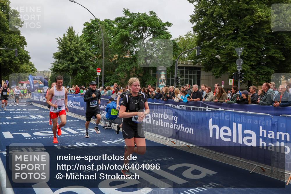 30.06.2024 - hella hamburg halbmarathon Michael Strokosch http://msf.ph/oto/6404096 30.06.2024 10:42:43 Ziel 2165, 2968, 4256, 5879, 6218, 6331, 7157, 8364, 9973, 10376, 10990, 12271, 13015, 13087 meine-sportfotos.de
