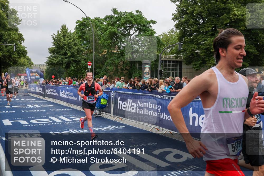 30.06.2024 - hella hamburg halbmarathon Michael Strokosch http://msf.ph/oto/6404191 30.06.2024 10:42:44 Ziel 2968, 4256, 5471, 5879, 6218, 7157, 8364, 9973, 10990, 12271, 13015, 13087 meine-sportfotos.de