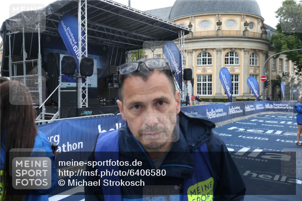 30.06.2024 - hella hamburg halbmarathon Michael Strokosch http://msf.ph/oto/6406580 30.06.2024 08:44:33 Ziel  meine-sportfotos.de