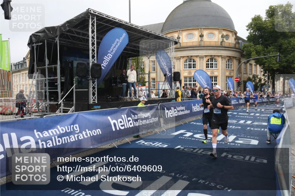 30.06.2024 - hella hamburg halbmarathon Michael Strokosch http://msf.ph/oto/6409609 30.06.2024 10:38:26 Ziel 1727, 2022, 8565, 10067, 10178, 11857 meine-sportfotos.de
