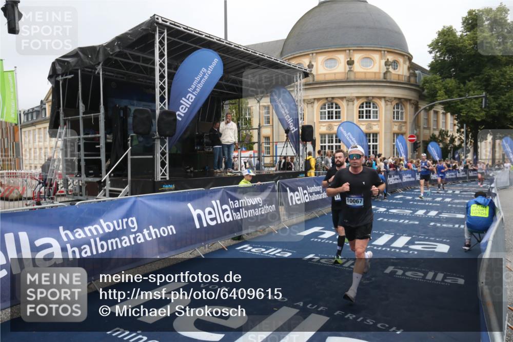30.06.2024 - hella hamburg halbmarathon Michael Strokosch http://msf.ph/oto/6409615 30.06.2024 10:38:27 Ziel 1727, 2022, 5161, 10067, 11857 meine-sportfotos.de