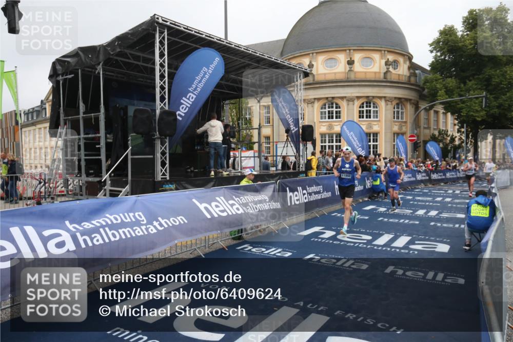 30.06.2024 - hella hamburg halbmarathon Michael Strokosch http://msf.ph/oto/6409624 30.06.2024 10:38:29 Ziel 1264, 1727, 2022, 2618, 5161, 10067, 11857 meine-sportfotos.de