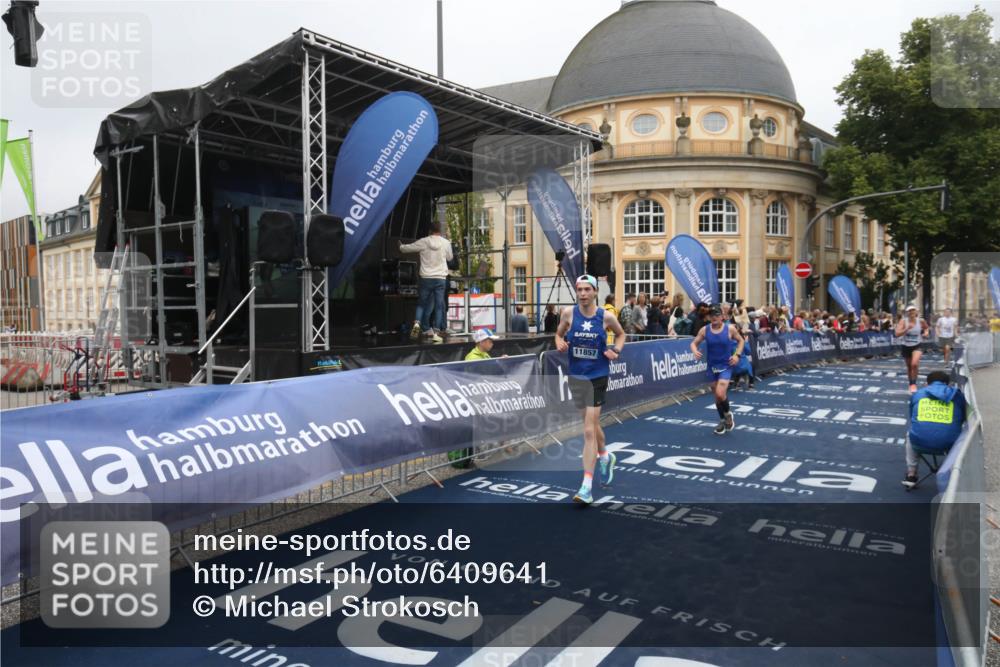 30.06.2024 - hella hamburg halbmarathon Michael Strokosch http://msf.ph/oto/6409641 30.06.2024 10:38:30 Ziel 1264, 1727, 2022, 2618, 5161, 11857 meine-sportfotos.de