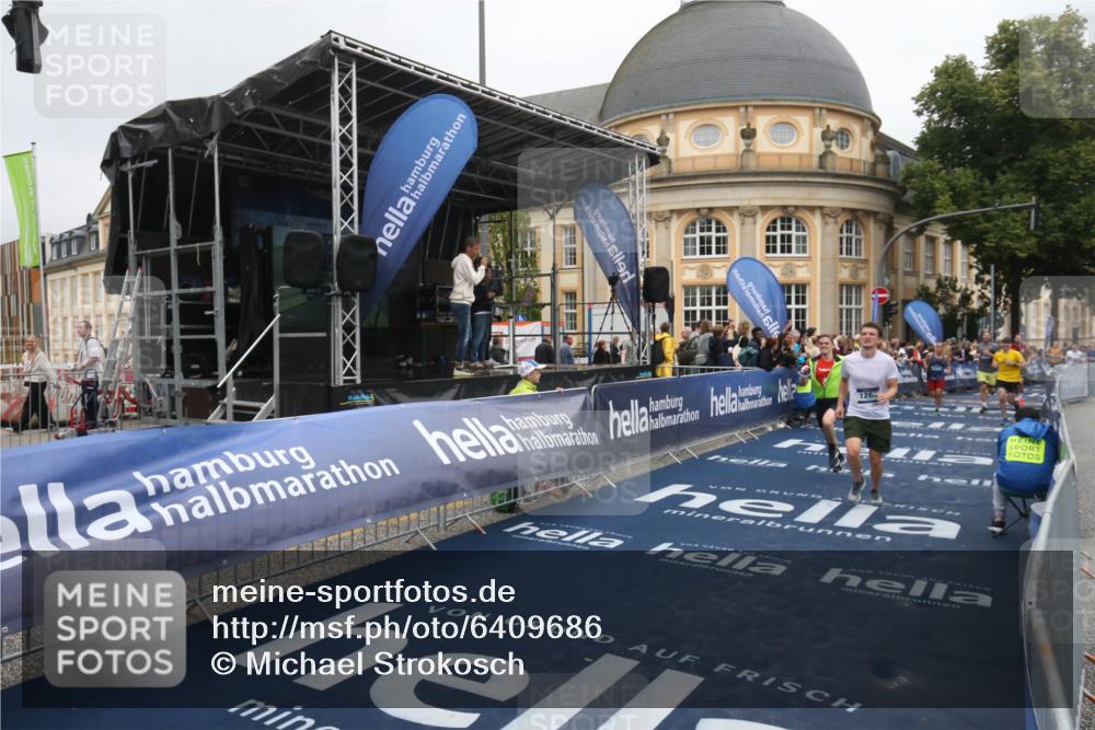 30.06.2024 - hella hamburg halbmarathon Michael Strokosch http://msf.ph/oto/6409686 30.06.2024 10:38:35 Ziel 1264, 1635, 2618, 3691, 5161, 13047, 13149 meine-sportfotos.de