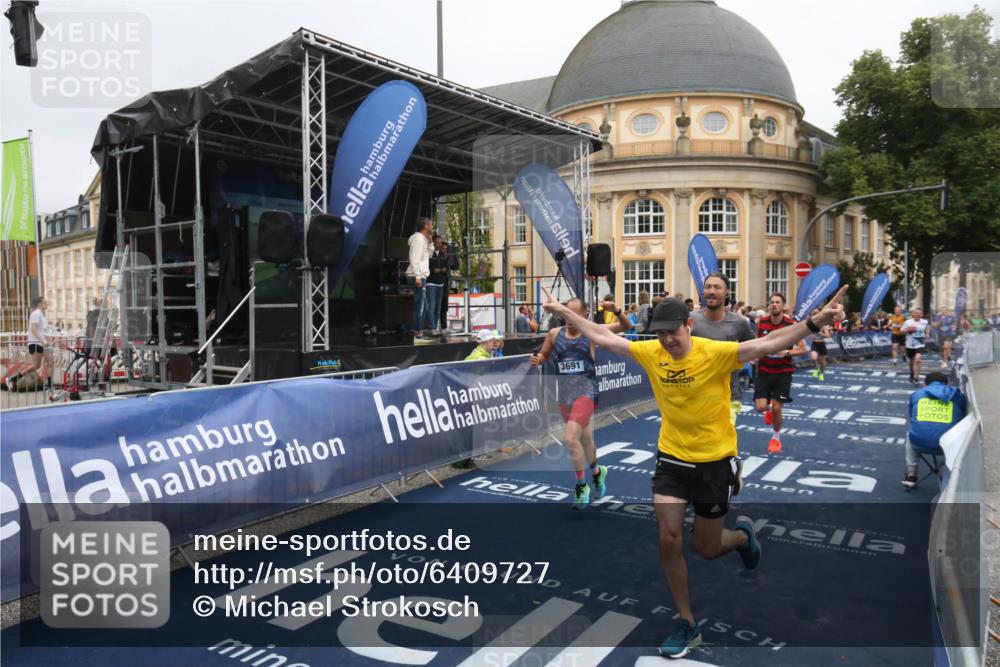 30.06.2024 - hella hamburg halbmarathon Michael Strokosch http://msf.ph/oto/6409727 30.06.2024 10:38:39 Ziel 646, 1635, 2026, 3291, 3691, 10614, 12457, 13047, 13149 meine-sportfotos.de