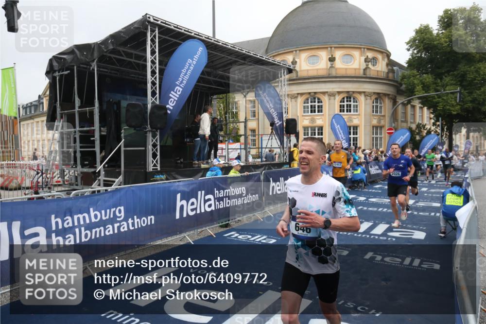 30.06.2024 - hella hamburg halbmarathon Michael Strokosch http://msf.ph/oto/6409772 30.06.2024 10:38:44 Ziel 646, 980, 1574, 1816, 2026, 3291, 5308, 5655, 8143, 8434, 9851, 10614, 12457, 13025, 13442 meine-sportfotos.de