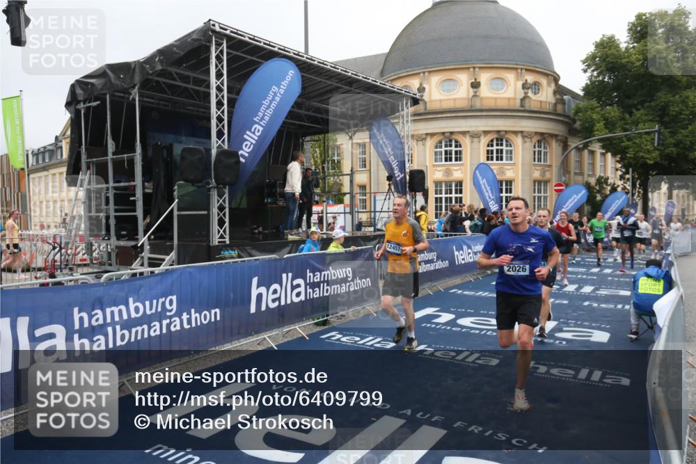 30.06.2024 - hella hamburg halbmarathon Michael Strokosch http://msf.ph/oto/6409799 30.06.2024 10:38:45 Ziel 646, 980, 1574, 1663, 1816, 2026, 3291, 5308, 5655, 8143, 8434, 9851, 10614, 12457, 13025, 13442 meine-sportfotos.de