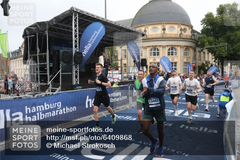 30.06.2024 - hella hamburg halbmarathon Michael Strokosch http://msf.ph/oto/6409868 30.06.2024 10:38:49 Ziel 980, 1574, 1663, 1816, 5308, 5655, 7431, 8143, 8434, 9851, 11277, 12002, 13025, 13442 meine-sportfotos.de