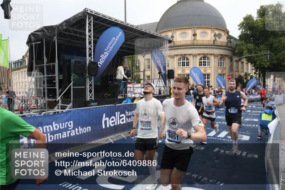 30.06.2024 - hella hamburg halbmarathon Michael Strokosch http://msf.ph/oto/6409886 30.06.2024 10:38:50 Ziel 980, 1574, 1663, 1816, 5308, 7431, 8143, 8434, 9851, 10262, 11277, 12002, 12316, 13025, 13442 meine-sportfotos.de
