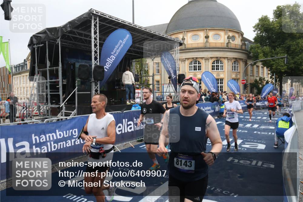 30.06.2024 - hella hamburg halbmarathon Michael Strokosch http://msf.ph/oto/6409907 30.06.2024 10:38:51 Ziel 980, 1574, 1663, 1816, 5308, 7431, 8143, 8434, 9851, 10262, 11277, 12002, 12316, 13025 meine-sportfotos.de