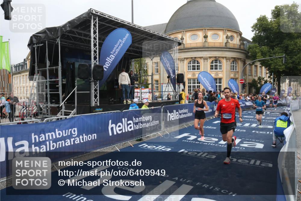 30.06.2024 - hella hamburg halbmarathon Michael Strokosch http://msf.ph/oto/6409949 30.06.2024 10:38:53 Ziel 980, 1663, 1816, 6333, 7431, 7930, 10262, 11277, 12002, 12316 meine-sportfotos.de
