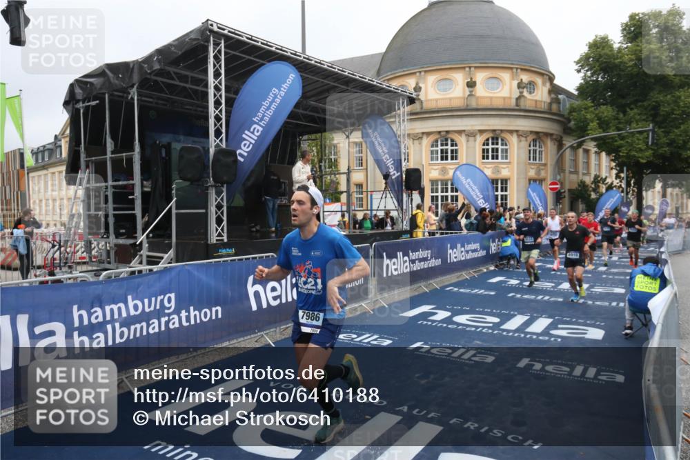 30.06.2024 - hella hamburg halbmarathon Michael Strokosch http://msf.ph/oto/6410188 30.06.2024 10:39:04 Ziel 2212, 3533, 4969, 6665, 7986, 8919, 9432, 9632, 9650, 10725, 11793 meine-sportfotos.de