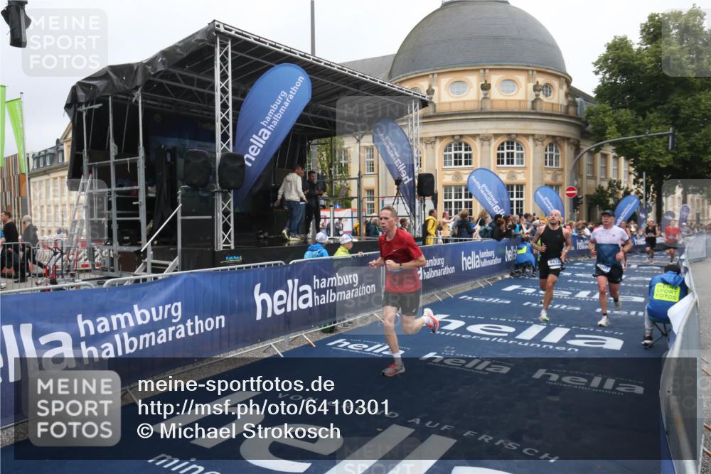 30.06.2024 - hella hamburg halbmarathon Michael Strokosch http://msf.ph/oto/6410301 30.06.2024 10:39:10 Ziel 585, 2003, 2212, 4969, 6665, 9432, 9632, 9650, 9760, 10453, 10725, 11059, 11618, 11793 meine-sportfotos.de