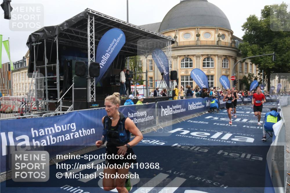 30.06.2024 - hella hamburg halbmarathon Michael Strokosch http://msf.ph/oto/6410368 30.06.2024 10:39:13 Ziel 585, 2003, 9432, 9760, 10453, 11059, 11550, 11618, 11793 meine-sportfotos.de