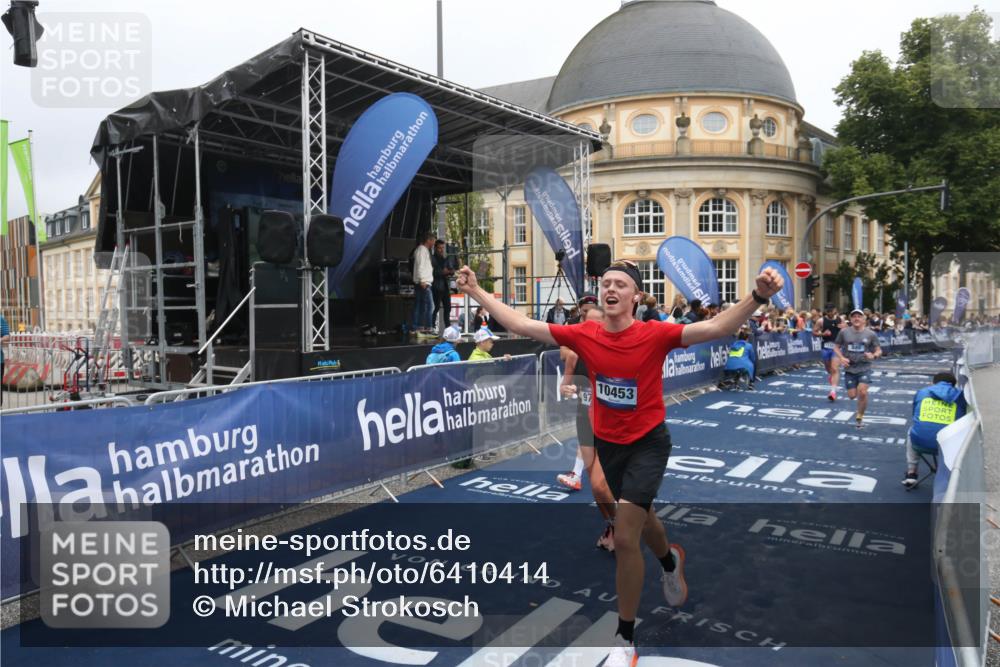 30.06.2024 - hella hamburg halbmarathon Michael Strokosch http://msf.ph/oto/6410414 30.06.2024 10:39:15 Ziel 585, 9760, 10453, 11059, 11550, 11618 meine-sportfotos.de