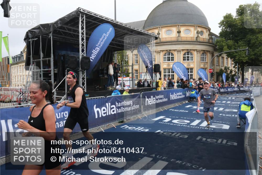 30.06.2024 - hella hamburg halbmarathon Michael Strokosch http://msf.ph/oto/6410437 30.06.2024 10:39:16 Ziel 585, 9760, 10453, 11059, 11550 meine-sportfotos.de