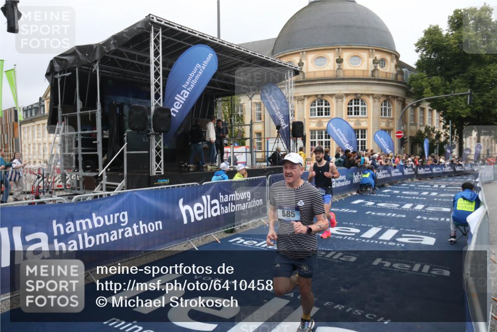 30.06.2024 - hella hamburg halbmarathon Michael Strokosch http://msf.ph/oto/6410458 30.06.2024 10:39:17 Ziel 585, 9760, 10453, 11059, 11550 meine-sportfotos.de