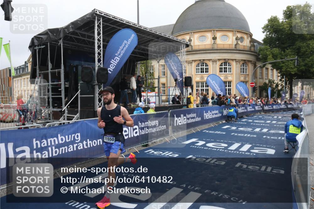 30.06.2024 - hella hamburg halbmarathon Michael Strokosch http://msf.ph/oto/6410482 30.06.2024 10:39:18 Ziel 585, 6551, 9760, 11059, 11550 meine-sportfotos.de