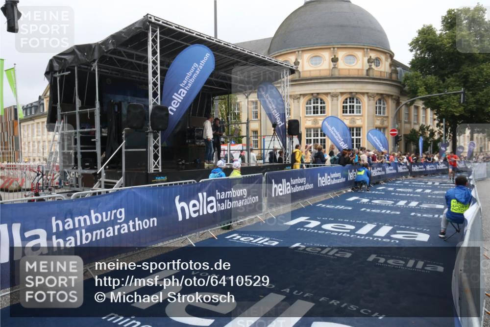 30.06.2024 - hella hamburg halbmarathon Michael Strokosch http://msf.ph/oto/6410529 30.06.2024 10:39:20 Ziel 2991, 6551, 11550 meine-sportfotos.de