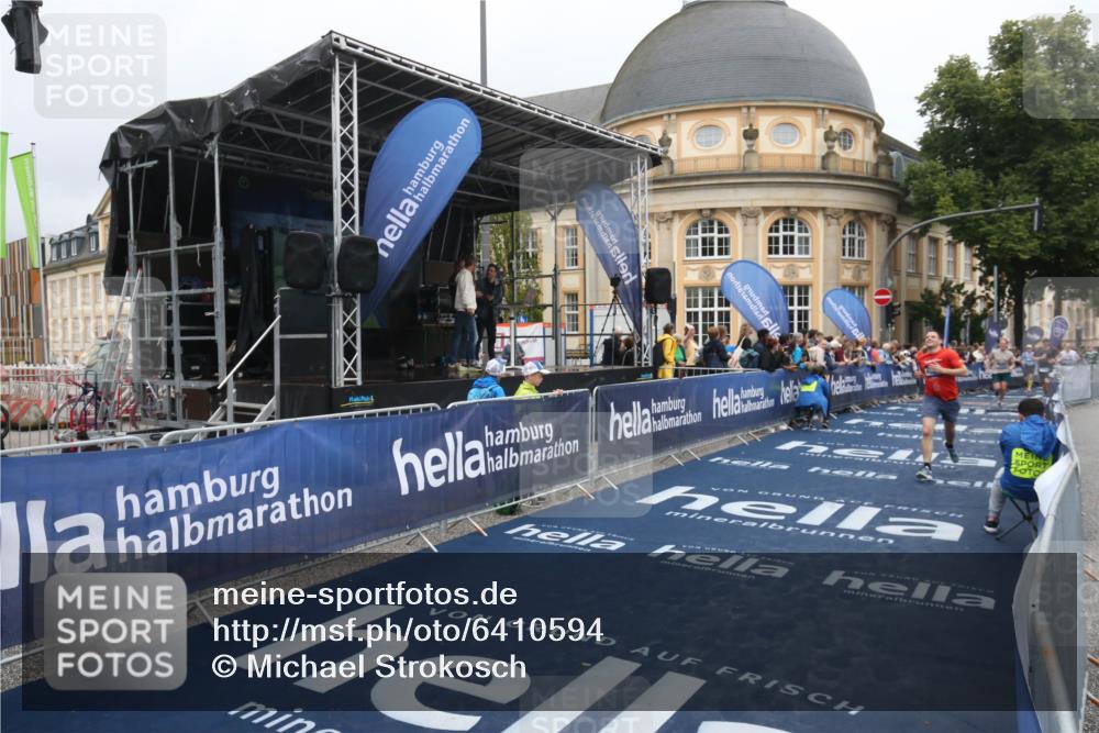 30.06.2024 - hella hamburg halbmarathon Michael Strokosch http://msf.ph/oto/6410594 30.06.2024 10:39:23 Ziel 1289, 1401, 2991, 6551, 13339 meine-sportfotos.de