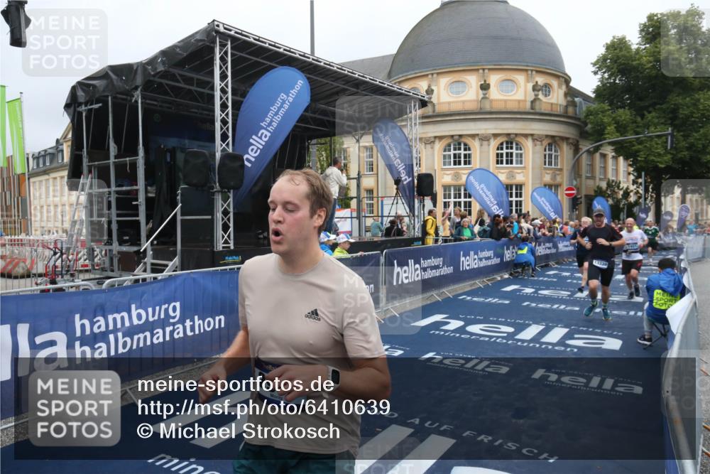 30.06.2024 - hella hamburg halbmarathon Michael Strokosch http://msf.ph/oto/6410639 30.06.2024 10:39:28 Ziel 1208, 1289, 1401, 2991, 11286, 13339 meine-sportfotos.de