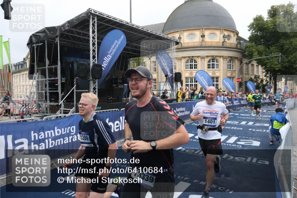 30.06.2024 - hella hamburg halbmarathon Michael Strokosch http://msf.ph/oto/6410684 30.06.2024 10:39:30 Ziel 1208, 1289, 1401, 4184, 9041, 9155, 11286, 11712, 12206, 13339 meine-sportfotos.de