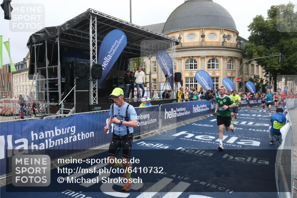 30.06.2024 - hella hamburg halbmarathon Michael Strokosch http://msf.ph/oto/6410732 30.06.2024 10:39:32 Ziel 1208, 1401, 2268, 4184, 8637, 9041, 9155, 11286, 11712, 12206, 13339 meine-sportfotos.de