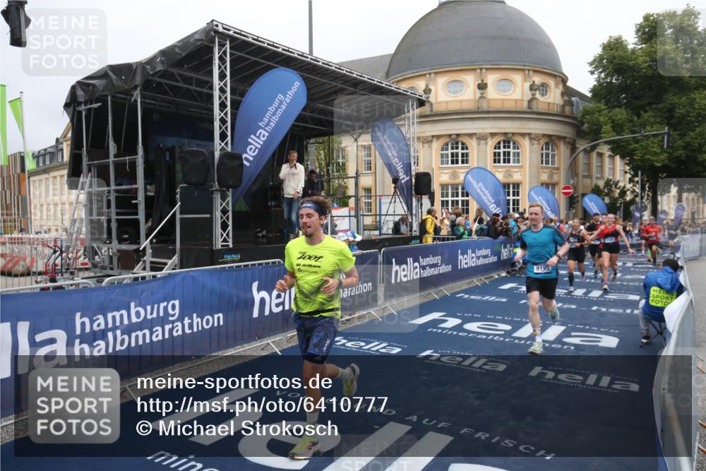 30.06.2024 - hella hamburg halbmarathon Michael Strokosch http://msf.ph/oto/6410777 30.06.2024 10:39:35 Ziel 636, 2268, 4184, 6960, 7503, 8637, 9041, 9155, 11286, 11712, 12206 meine-sportfotos.de
