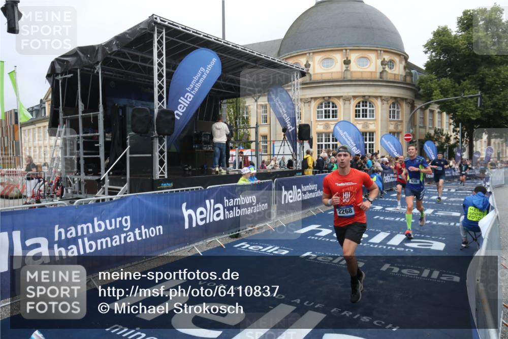 30.06.2024 - hella hamburg halbmarathon Michael Strokosch http://msf.ph/oto/6410837 30.06.2024 10:39:39 Ziel 636, 1340, 2268, 4184, 6960, 7503, 8637, 9041, 11038, 11712 meine-sportfotos.de