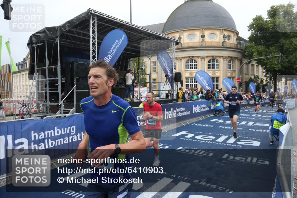 30.06.2024 - hella hamburg halbmarathon Michael Strokosch http://msf.ph/oto/6410903 30.06.2024 10:39:41 Ziel 636, 1340, 2268, 6960, 7503, 7614, 7904, 11038 meine-sportfotos.de