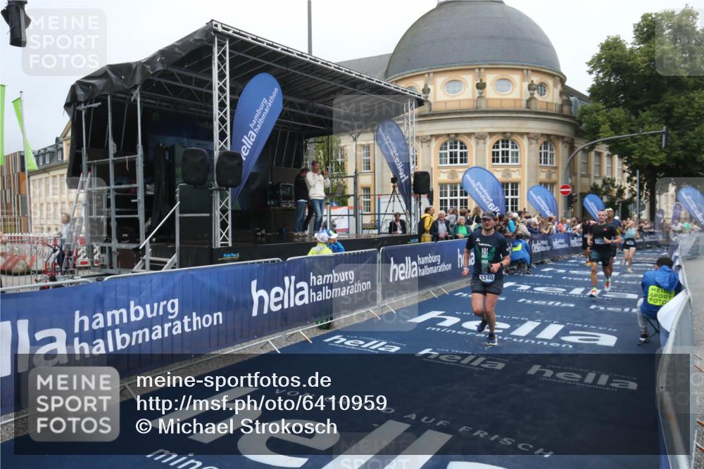 30.06.2024 - hella hamburg halbmarathon Michael Strokosch http://msf.ph/oto/6410959 30.06.2024 10:39:44 Ziel 1340, 4761, 4763, 6960, 7614, 7904, 10900, 11038, 12093 meine-sportfotos.de