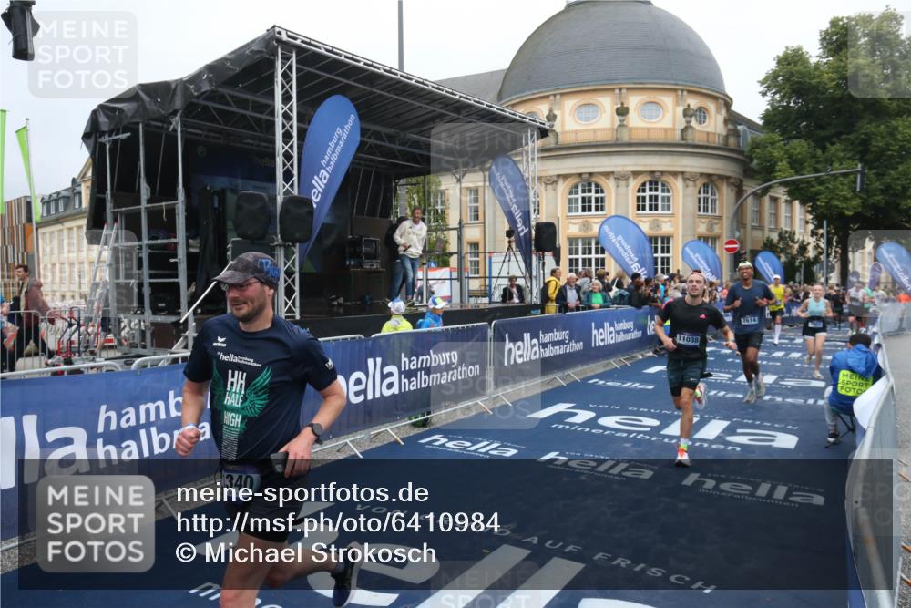 30.06.2024 - hella hamburg halbmarathon Michael Strokosch http://msf.ph/oto/6410984 30.06.2024 10:39:45 Ziel 1340, 1673, 4761, 4763, 7441, 7614, 7904, 9246, 10900, 11038, 12093 meine-sportfotos.de