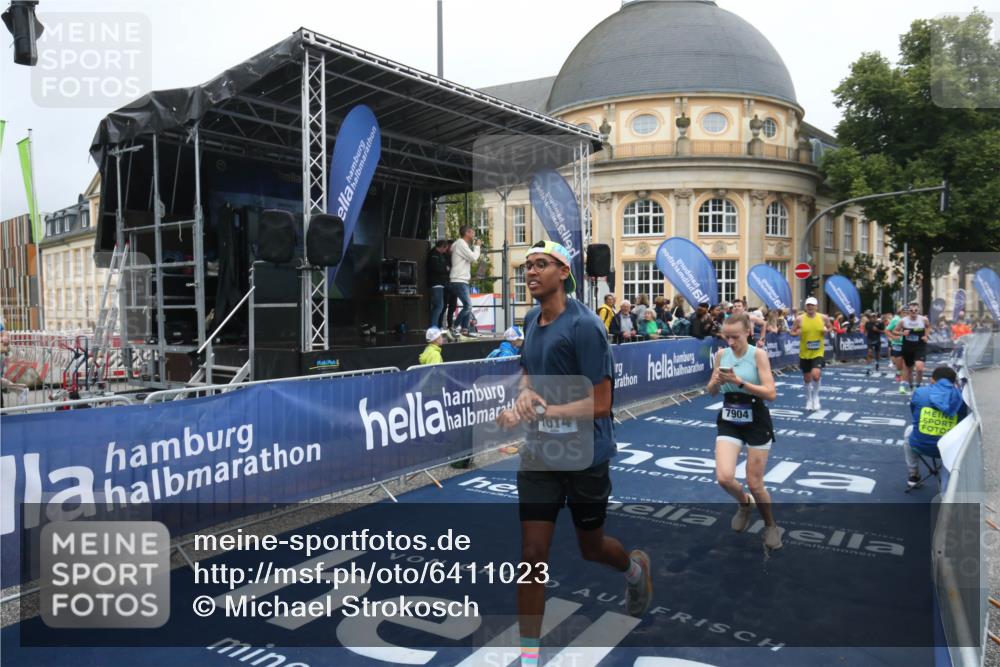30.06.2024 - hella hamburg halbmarathon Michael Strokosch http://msf.ph/oto/6411023 30.06.2024 10:39:47 Ziel 1673, 4761, 4763, 7441, 7614, 7904, 9246, 9530, 10900, 10945, 11038, 12093 meine-sportfotos.de