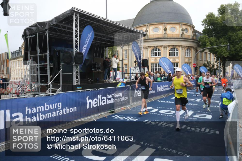 30.06.2024 - hella hamburg halbmarathon Michael Strokosch http://msf.ph/oto/6411063 30.06.2024 10:39:49 Ziel 1673, 3852, 4761, 4763, 7441, 7614, 7904, 9246, 9530, 10900, 10945, 12093 meine-sportfotos.de