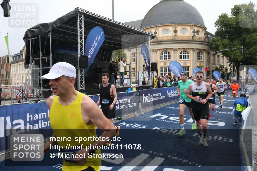 30.06.2024 - hella hamburg halbmarathon Michael Strokosch http://msf.ph/oto/6411078 30.06.2024 10:39:50 Ziel 1673, 3852, 4761, 4763, 7441, 9246, 9530, 10900, 10945, 12093 meine-sportfotos.de