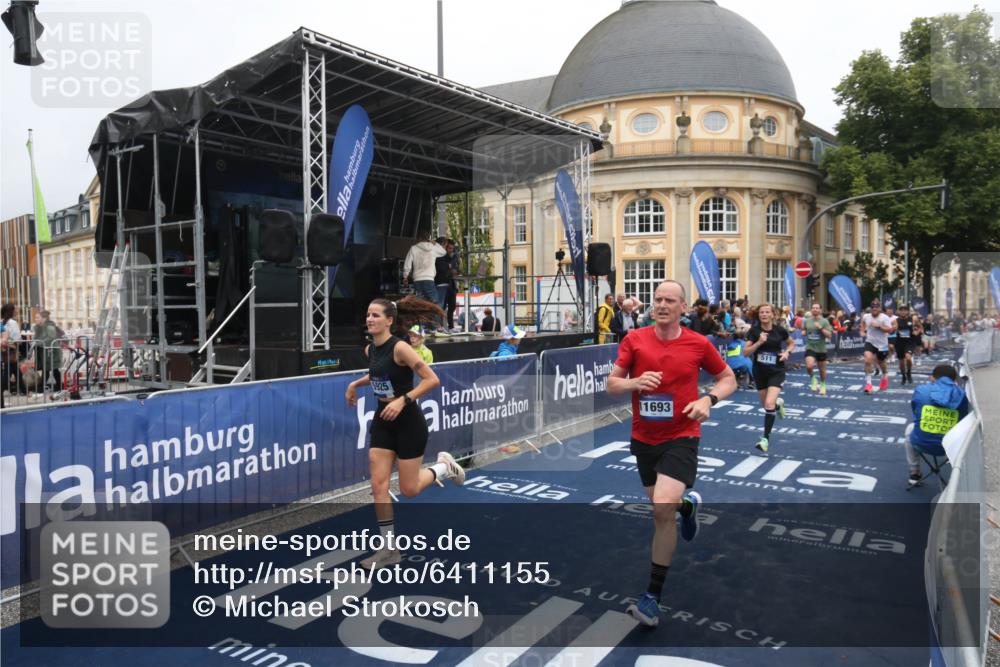 30.06.2024 - hella hamburg halbmarathon Michael Strokosch http://msf.ph/oto/6411155 30.06.2024 10:39:58 Ziel 511, 1421, 2752, 5925, 7402, 8933, 10684, 11693, 12329 meine-sportfotos.de