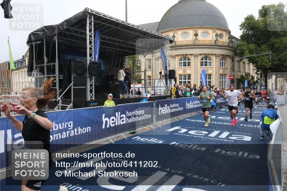 30.06.2024 - hella hamburg halbmarathon Michael Strokosch http://msf.ph/oto/6411202 30.06.2024 10:39:59 Ziel 511, 1421, 1602, 2752, 5925, 7402, 8933, 10131, 10684, 11693, 12329 meine-sportfotos.de