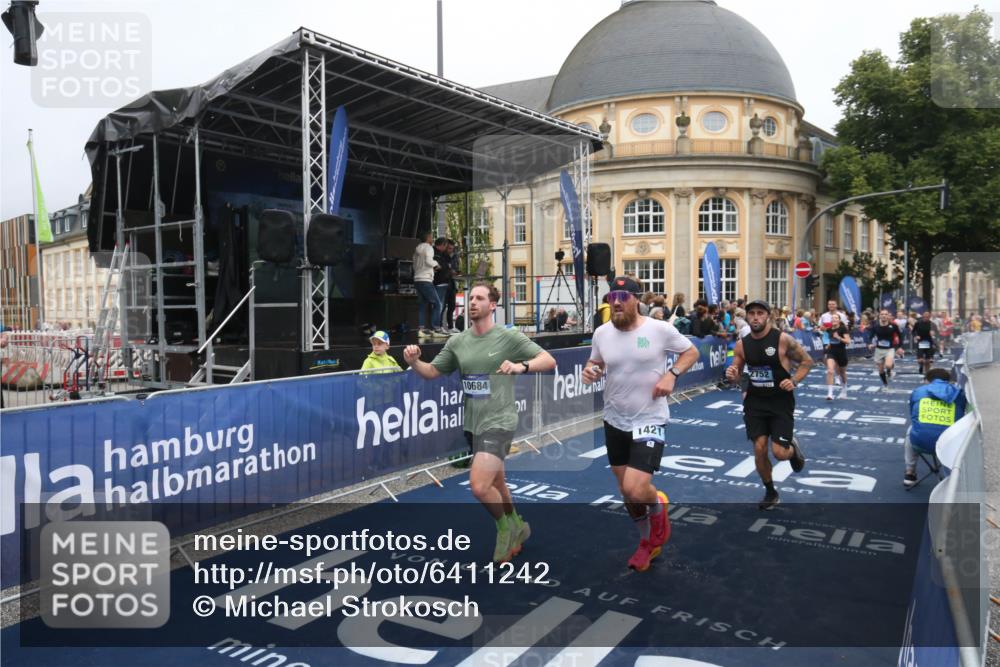 30.06.2024 - hella hamburg halbmarathon Michael Strokosch http://msf.ph/oto/6411242 30.06.2024 10:40:01 Ziel 511, 717, 1421, 1602, 2752, 3461, 4580, 7402, 8933, 10131, 10684, 12213, 12329 meine-sportfotos.de