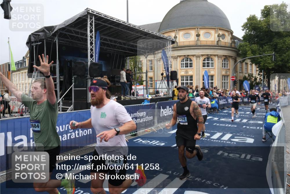 30.06.2024 - hella hamburg halbmarathon Michael Strokosch http://msf.ph/oto/6411258 30.06.2024 10:40:02 Ziel 717, 1421, 1602, 2752, 3461, 4580, 7137, 7402, 8933, 10131, 10684, 10693, 12213, 12329 meine-sportfotos.de