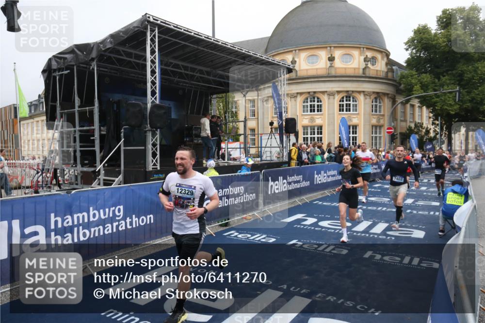 30.06.2024 - hella hamburg halbmarathon Michael Strokosch http://msf.ph/oto/6411270 30.06.2024 10:40:03 Ziel 717, 1421, 1602, 2752, 3461, 4580, 7137, 7402, 8933, 10131, 10684, 10693, 12213, 12329 meine-sportfotos.de