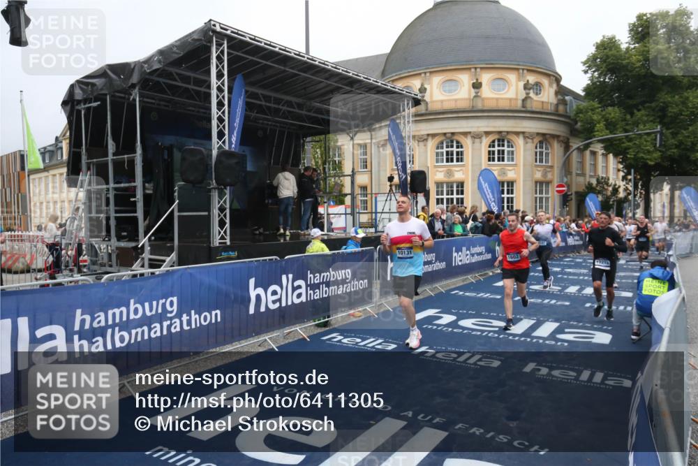 30.06.2024 - hella hamburg halbmarathon Michael Strokosch http://msf.ph/oto/6411305 30.06.2024 10:40:05 Ziel 717, 1421, 1602, 3461, 4580, 7137, 7402, 8087, 8933, 9743, 10131, 10216, 10693, 12203, 12213, 12329 meine-sportfotos.de