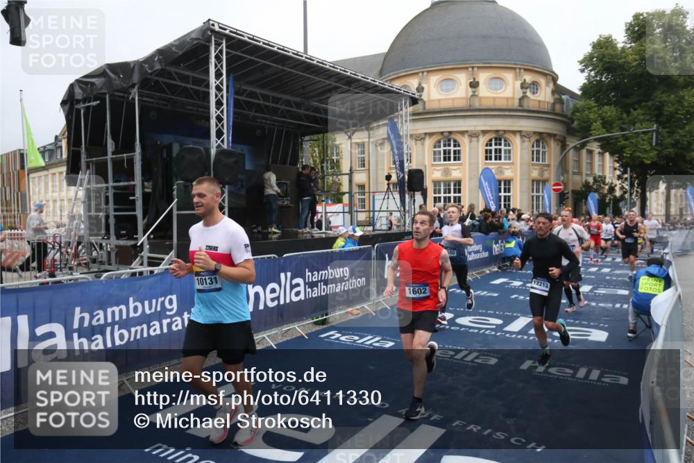 30.06.2024 - hella hamburg halbmarathon Michael Strokosch http://msf.ph/oto/6411330 30.06.2024 10:40:06 Ziel 717, 1421, 1602, 3461, 4295, 4580, 7137, 7402, 7593, 8087, 8933, 9743, 10131, 10216, 10693, 10973, 12203, 12213 meine-sportfotos.de